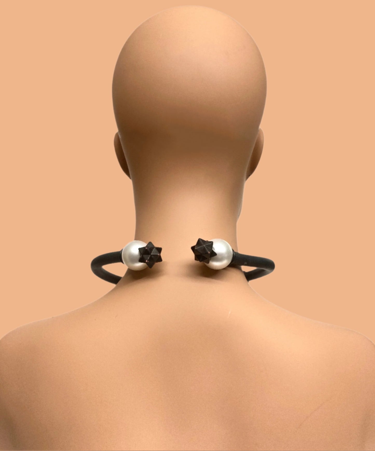 BLACK LATEX & PEARL CHOCKER