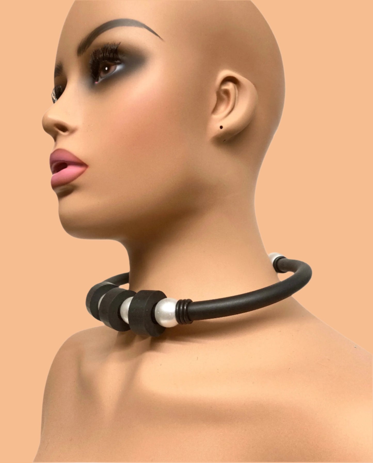 BLACK LATEX & PEARL CHOCKER