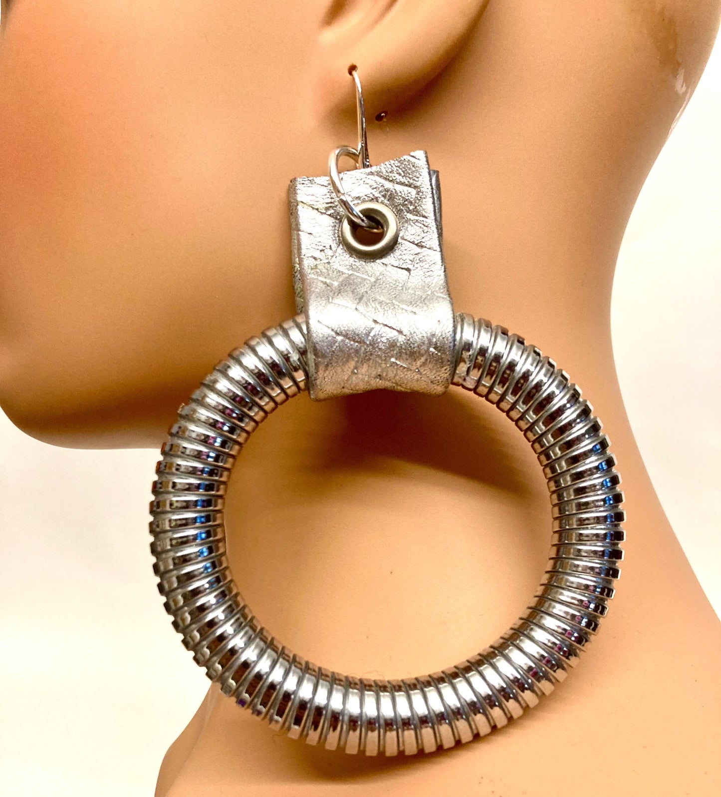 SILVER LEATHER METALICO EARRINGS