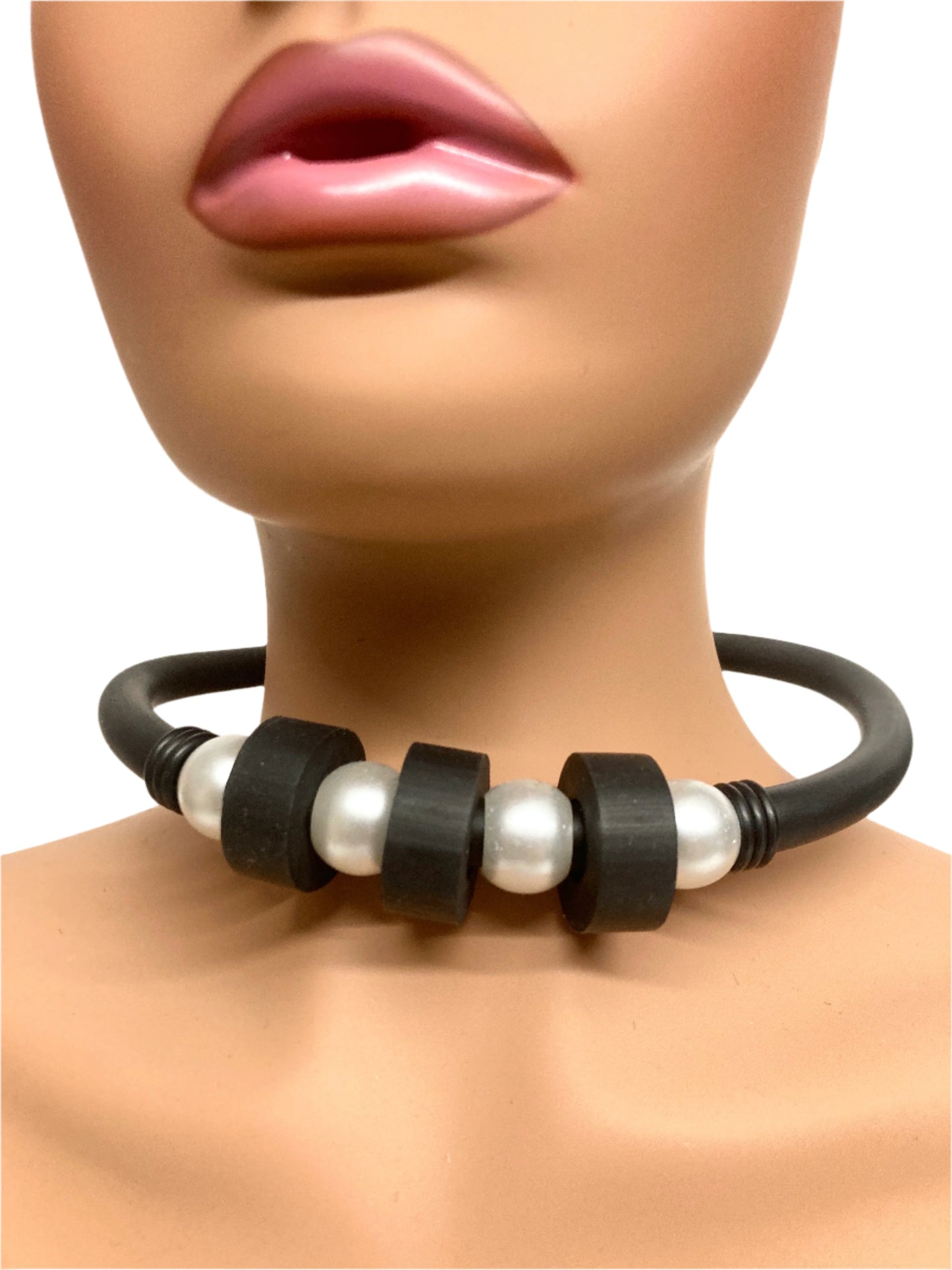 BLACK LATEX & PEARL CHOCKER