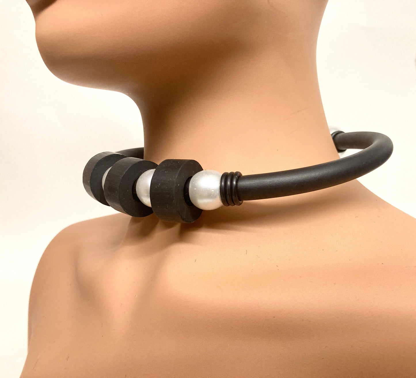 BLACK LATEX & PEARL CHOCKER