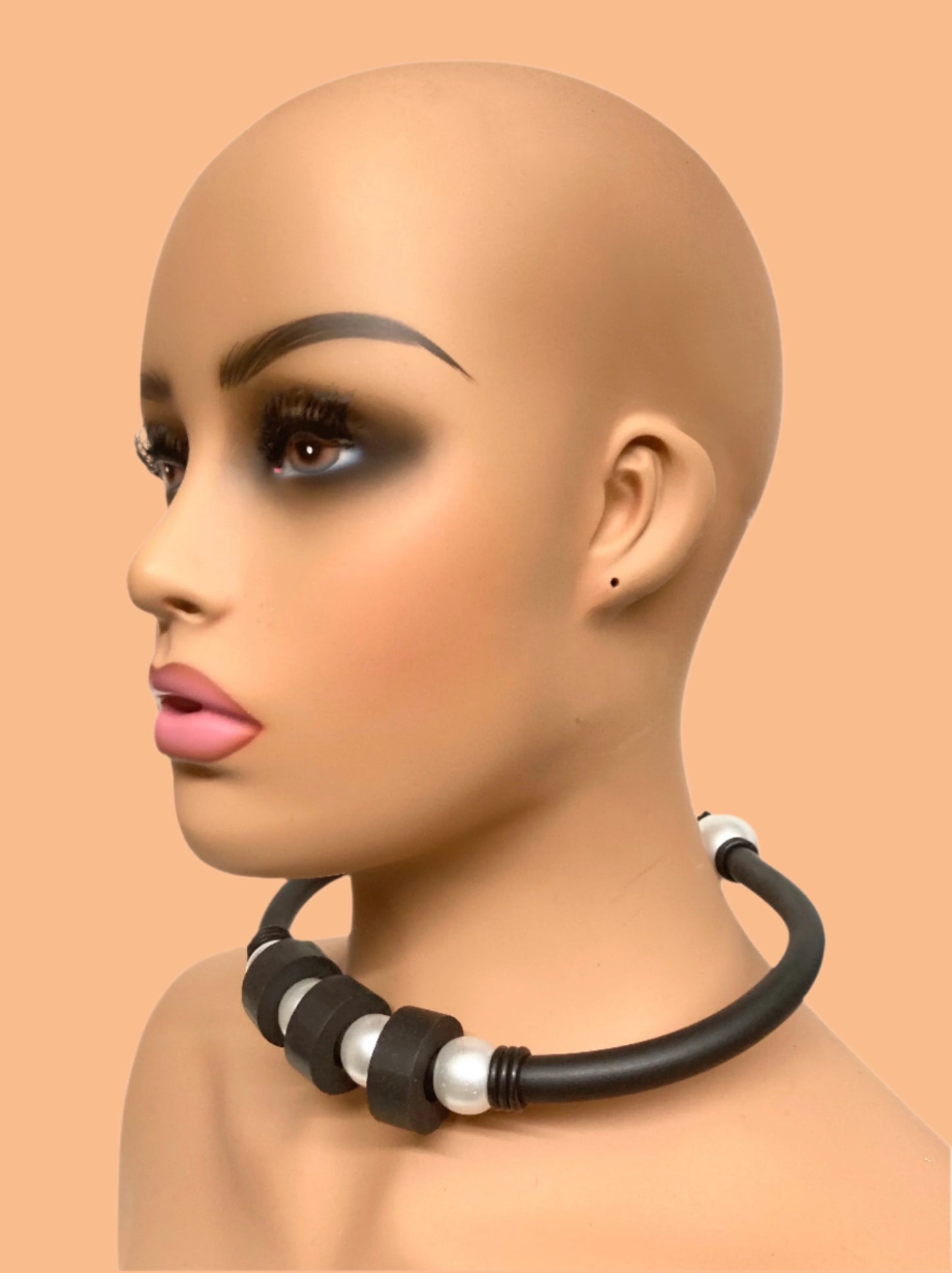 BLACK LATEX & PEARL CHOCKER