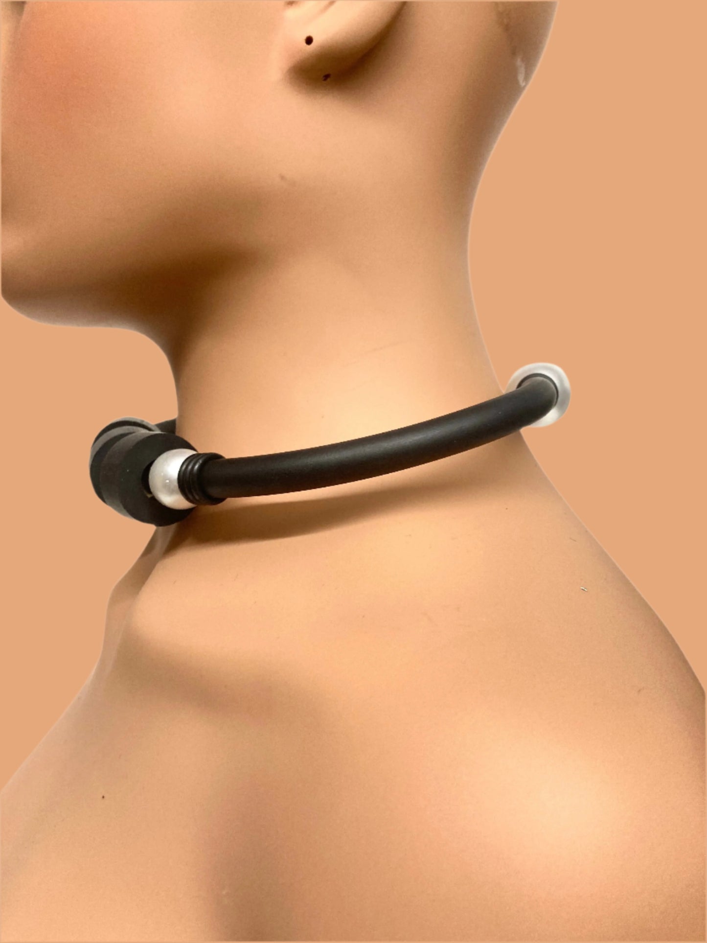BLACK LATEX & PEARL CHOCKER