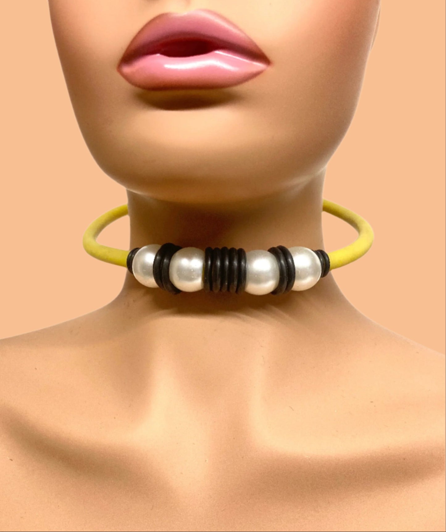 LATEX YELLO SNAKE CHOCKER