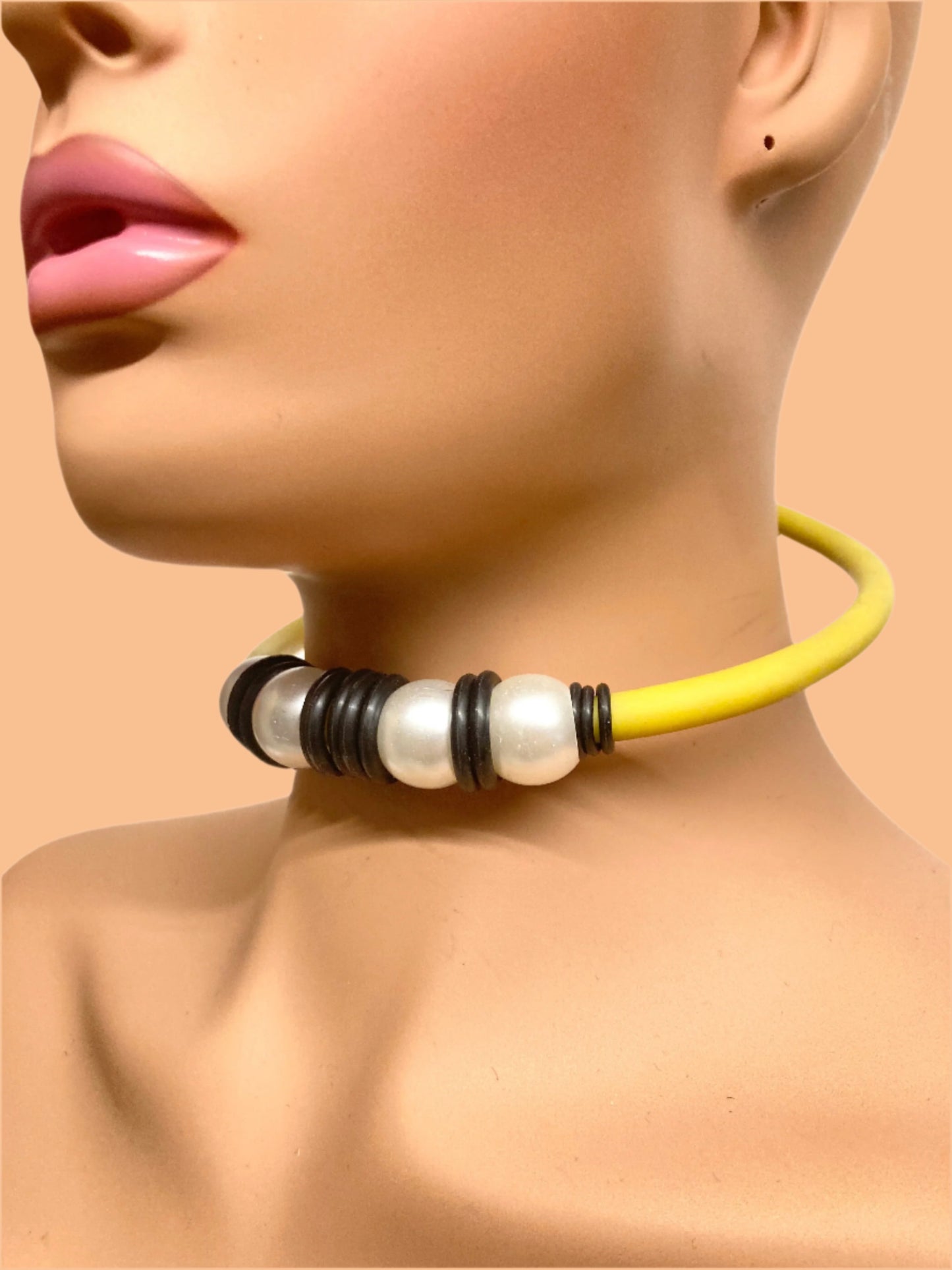 LATEX YELLO SNAKE CHOCKER