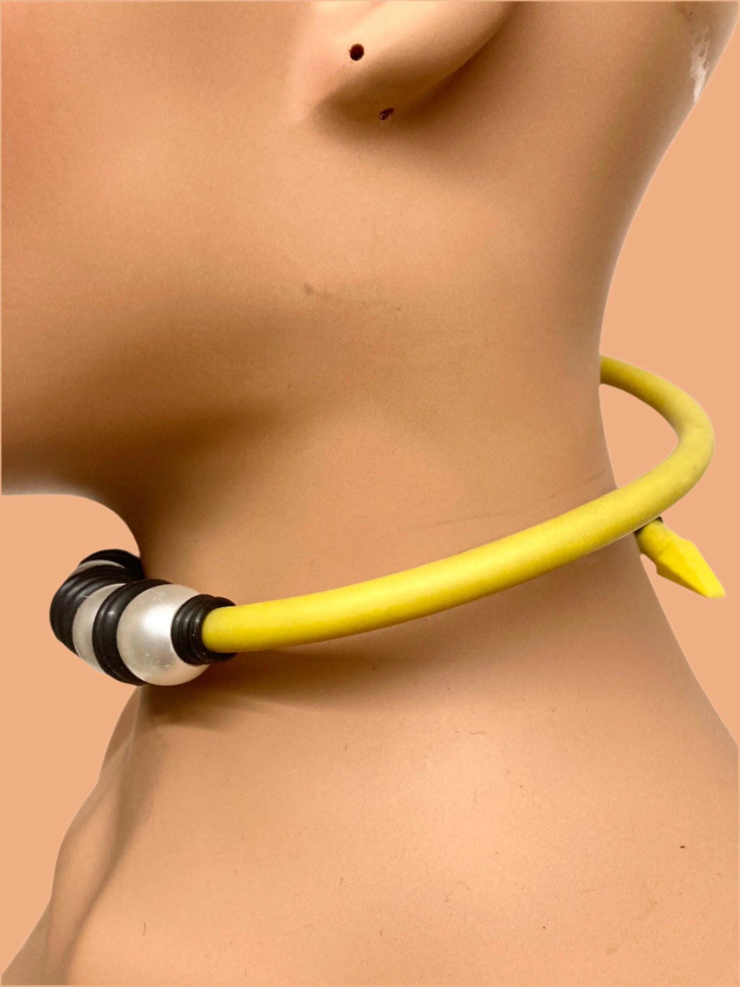 LATEX YELLO SNAKE CHOCKER