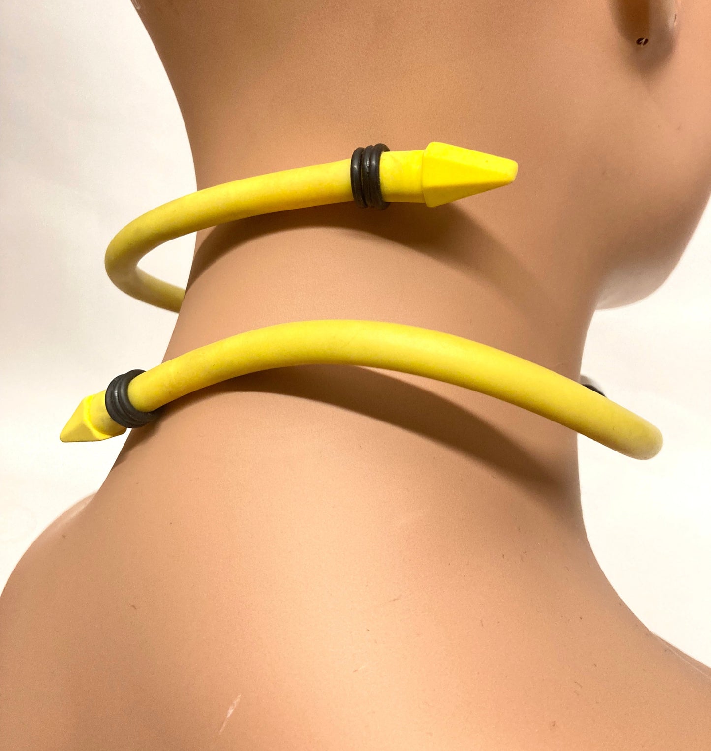 LATEX YELLO SNAKE CHOCKER