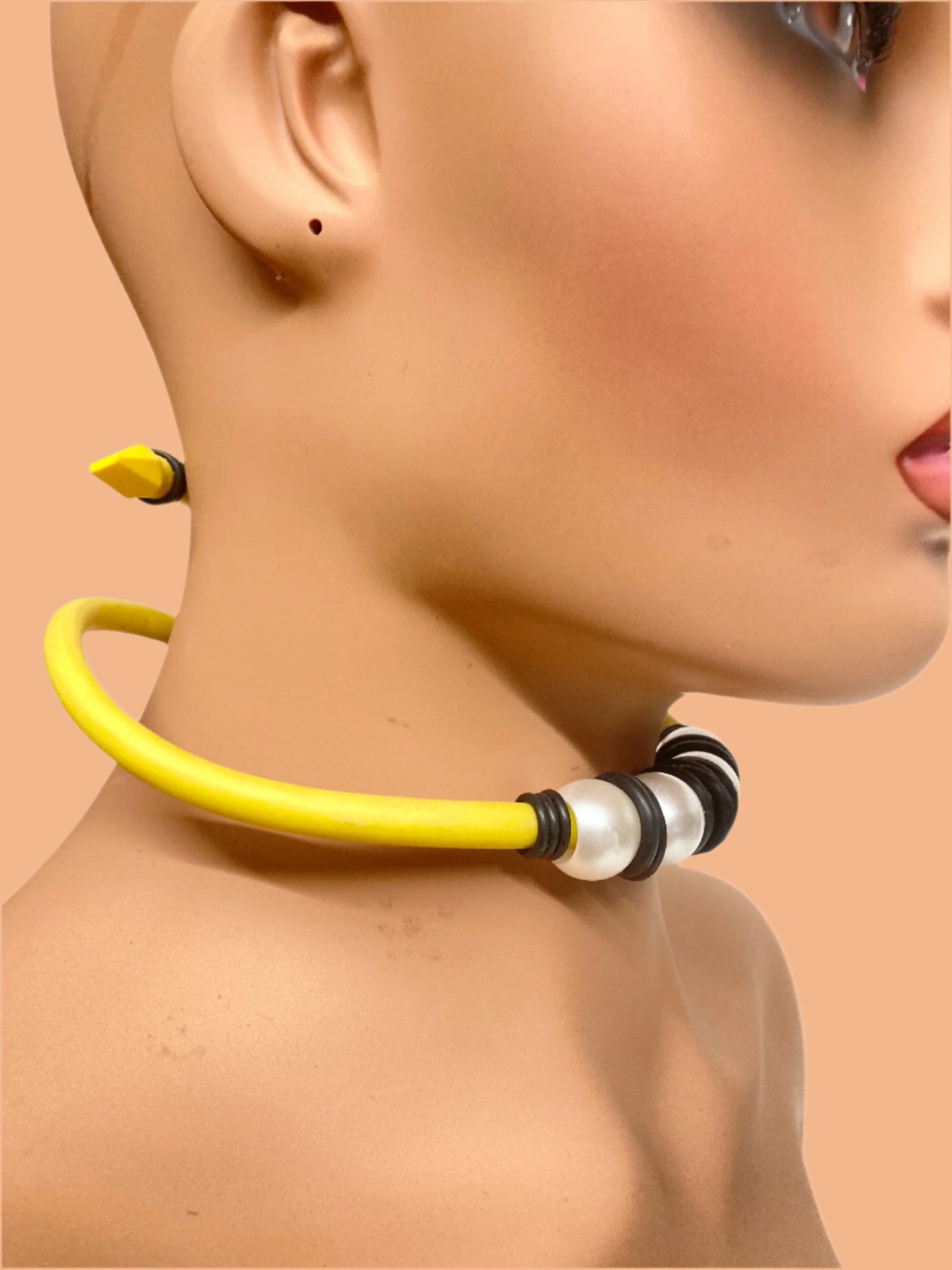 LATEX YELLO SNAKE CHOCKER