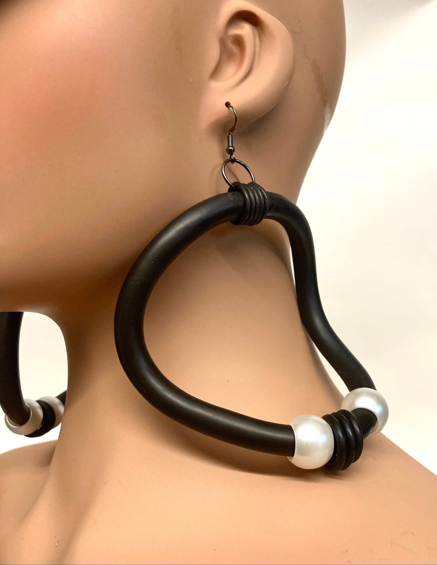 BLACK LATEX PEARL GEOMETRIX