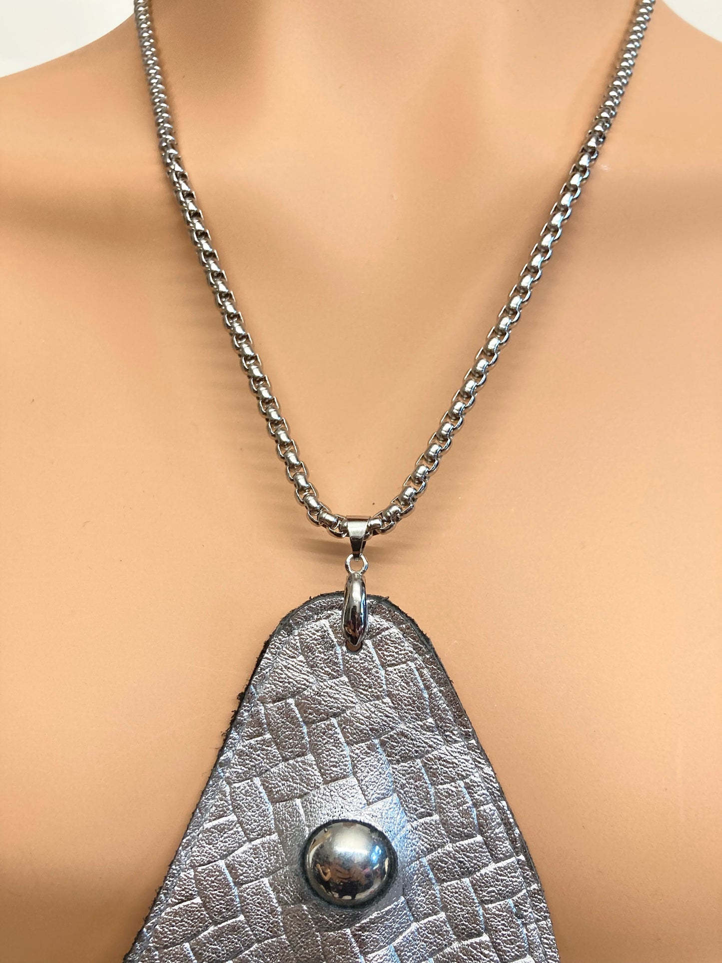 SILVA LEATHER UFO NECKLACE