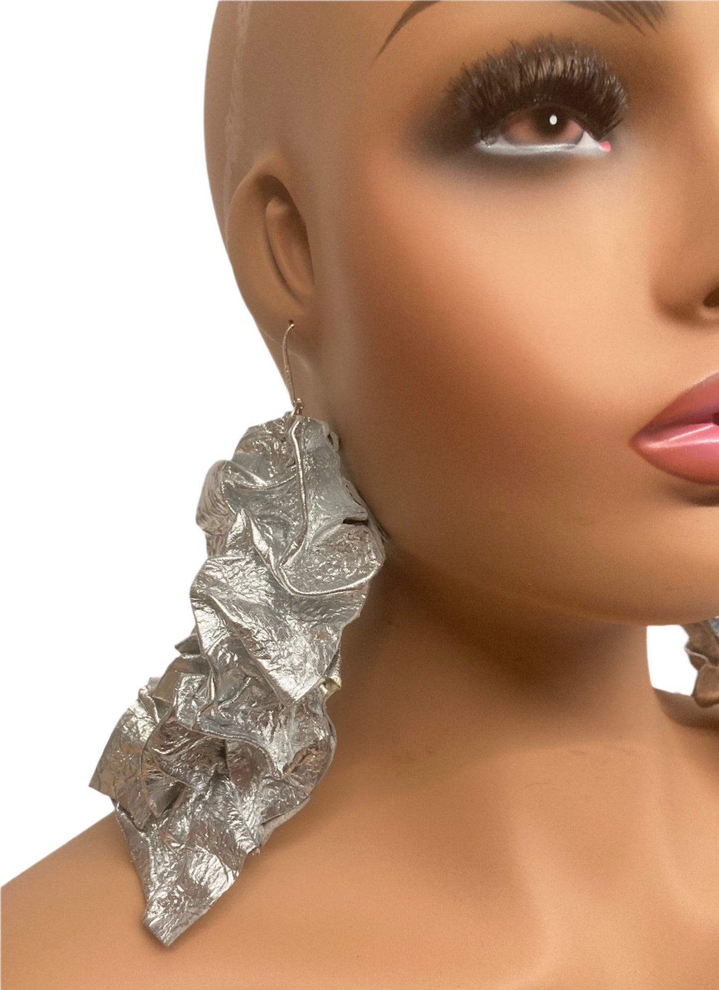 LEATHER SILVER KRINKLET EARRINGS
