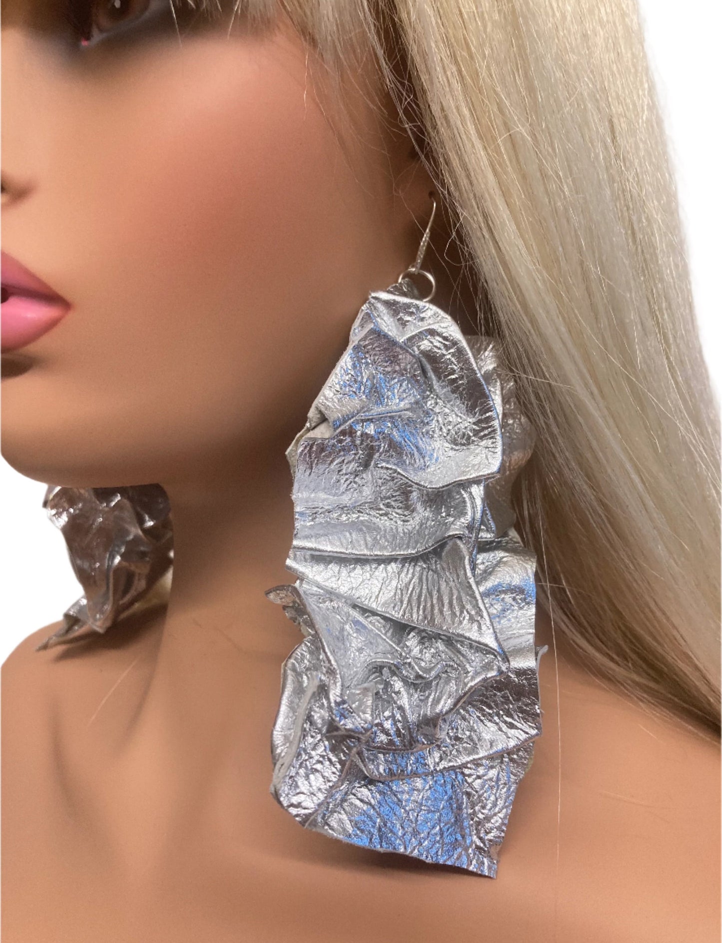 LEATHER SILVER KRINKLET EARRINGS