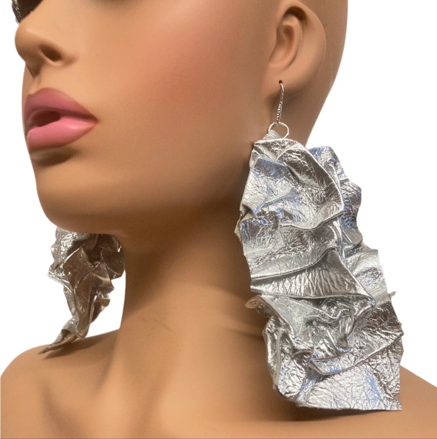 LEATHER SILVER KRINKLET EARRINGS